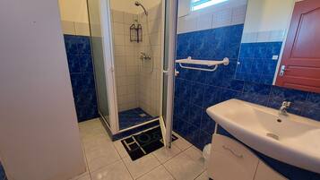 Dusche, Haartrockner, HandtĂŒcher