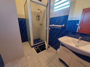 Dusche, Haartrockner, Handtücher
