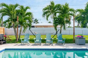 Outdoor pool - Spring Sales~5 min to Downtown+Beach Gear+Hot Tub/Pool+Pet Friendly (Cape Coral)