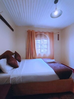 Chambre Double Économique | Décoration personnalisée, bureau, Wi-Fi gratuit