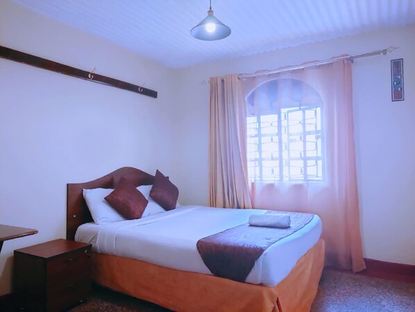 Chambre Double Économique | Décoration personnalisée, bureau, Wi-Fi gratuit