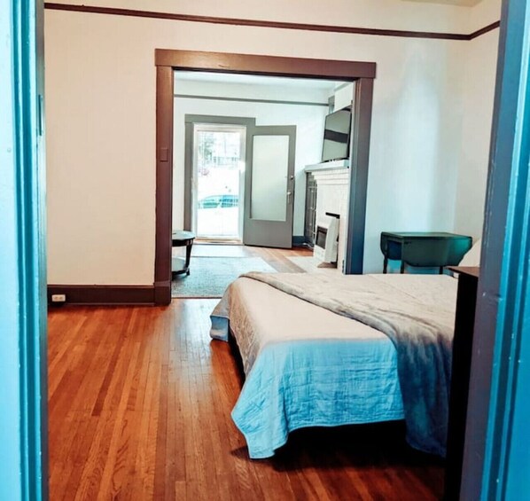 1 bedroom, desk, WiFi, bed sheets