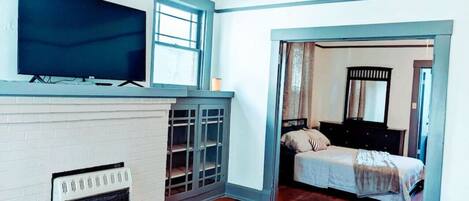 1 bedroom, desk, WiFi, bed sheets