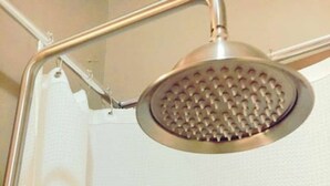 Suihkussa on pyöreä suihkupää ja erillinen, kädessä pidettävä suihkupää.