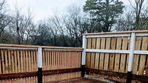 A wooden deck with a white railing, surrounded by trees. - Cape Town Cottage 3 Blocks From Oaklawn (Hot Springs)