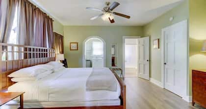 Unit 14 Roomy King Suite With Daybed Kitchenette,