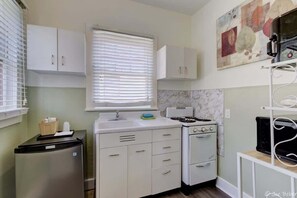 Fridge, microwave, oven, stovetop - Unit 14 Roomy King Suite With Daybed Kitchenette, (Hot Springs)
