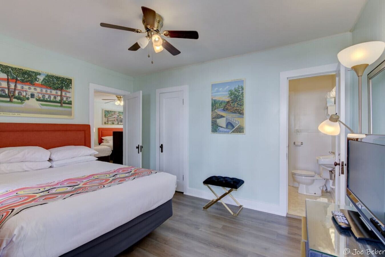 2 habitaciones, escritorio, tabla de planchar con plancha y wifi gratis 