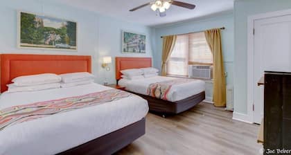 Unit 1 3 Queen, 2 Bdrm Suite With Kitchenette,Wifi