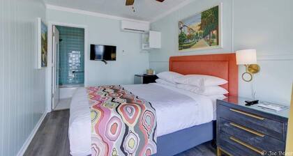 Unit 7*Queen Bedroom, Mini Fridge, Coffee Maker, W