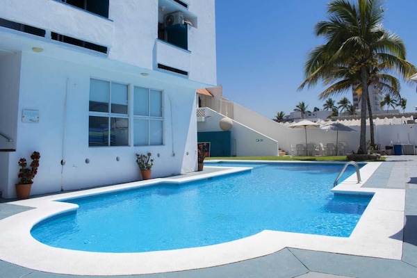 2 piscinas al aire libre, sombrillas