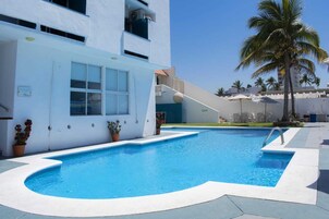 2 útilaugar, opið kl. 08:00 til kl. 09:30, sólhlífar