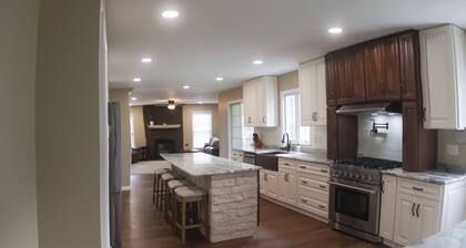 Spacious 5 bedroom w game room, theatre, and sauna