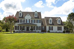Exterior - Spacious 5 bedroom w game room, theatre, and sauna (Salisbury)