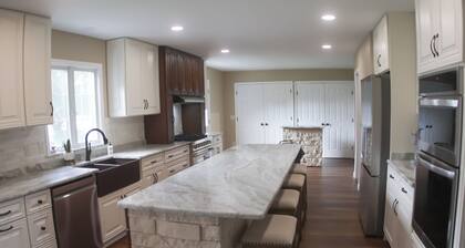 Spacious 5 bedroom w game room, theatre, and sauna