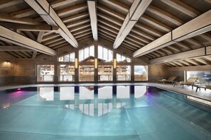 An indoor swimming pool with a wooden ceiling and large windows overlooking a mountainous area. - Wifi, resort center, fitness, swimming pool, sauna, hammam, balcony, parking, tv, ski locker, 55m² (Valmorel)