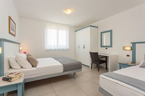 Apartamento superior, 1 quarto, sacada | 2 quartos, cofres nos quartos, cortinas blackout, Wi-Fi de cortesia