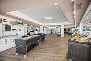 Café da manhã com buffet todos os dias (EUR 17 por pessoa) 
