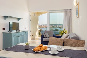 高級公寓, 2 間臥室, 2 間浴室, 海景 | 客廳 | 25 吋LED 電視連衛星電視頻道、電視