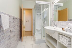 Superior Apartment, 2 Bedrooms, 2 Bathrooms | Bathroom | Shower, rainfall showerhead, hair dryer, bidet