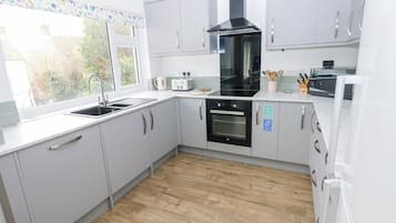 Cottage | Private kitchen | Fridge, dishwasher, electric kettle, toaster