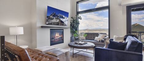 Luxus-Stadtwohnung | Wohnzimmer | Flachbildfernseher, Kamin, Netflix, Streaming-Dienste