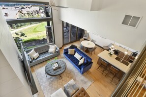 ลักซ์ชัวรี่ทาวน์โฮม | บริเวณนั่งเล่น | ทีวีจอแบน, เตาผิง, Netflix, บริการสตรีมมิ่ง