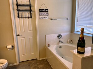 Combined shower/tub, hair dryer, towels, toilet paper - Comfy & spacious home (Austin)