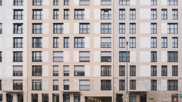 A multi-story building with a uniform facade, multiple balconies, and a ground-level entrance. - Limehome Frankfurt Gutleutstraãÿe (Frankfurt)