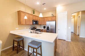 Een koelkast, een magnetron, een oven, een kookplaat