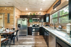 Fridge, microwave, oven, stovetop - Private Indoor Pool/Pet Stays Free/HotTub/Movie (Sevierville)