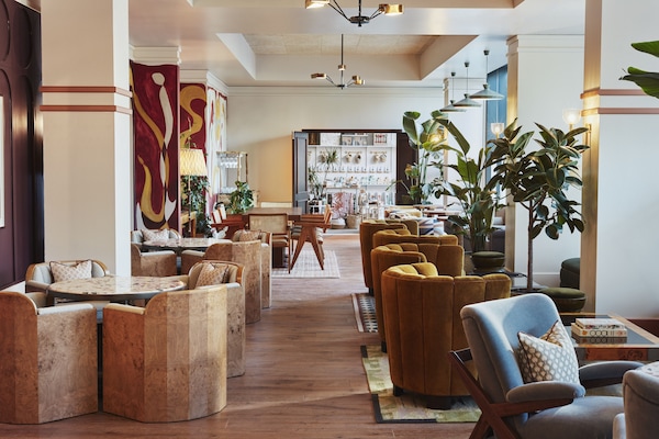 Lobby lounge