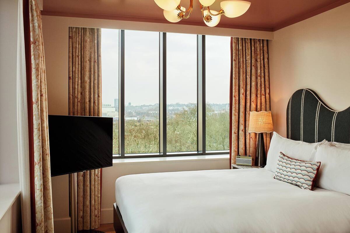 Roomy | Minibar, in-room safe, blackout curtains, free WiFi