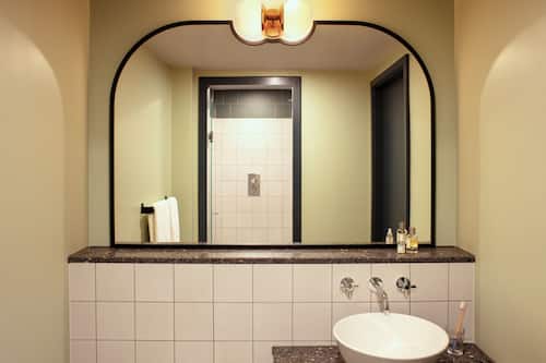 Shower, eco-friendly toiletries, towels