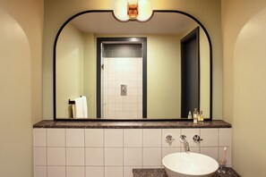Douche, articles de toilette écologiques, serviettes fournies