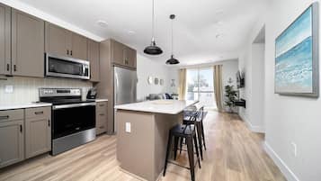 Frigorifero, microonde, forno, piano cottura