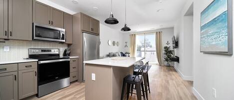 Refrigerador, microondas, horno y parrilla de estufa