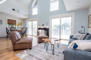 Smart TV, chimenea, libros y servicios de streaming 