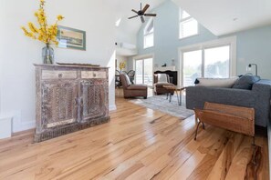 Smart TV, fireplace, books, streaming services