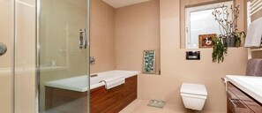 Maison, Plusieurs lits | Salle de bain | Douche, séchoir à cheveux, serviettes fournies, shampooing