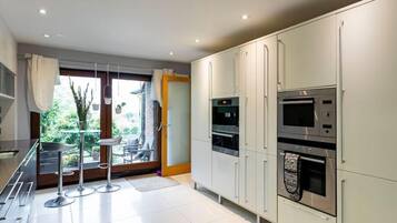 House, Multiple Beds | Private kitchen | Fridge, microwave, oven, stovetop