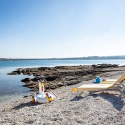 Playa privada, playa de arena blanca, camastros y sombrillas
