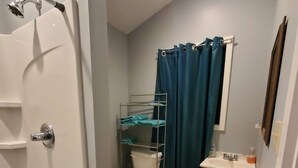 A bathroom with a shower, toilet, and sink. - Quiet, country space close to Oxford (Oxford)