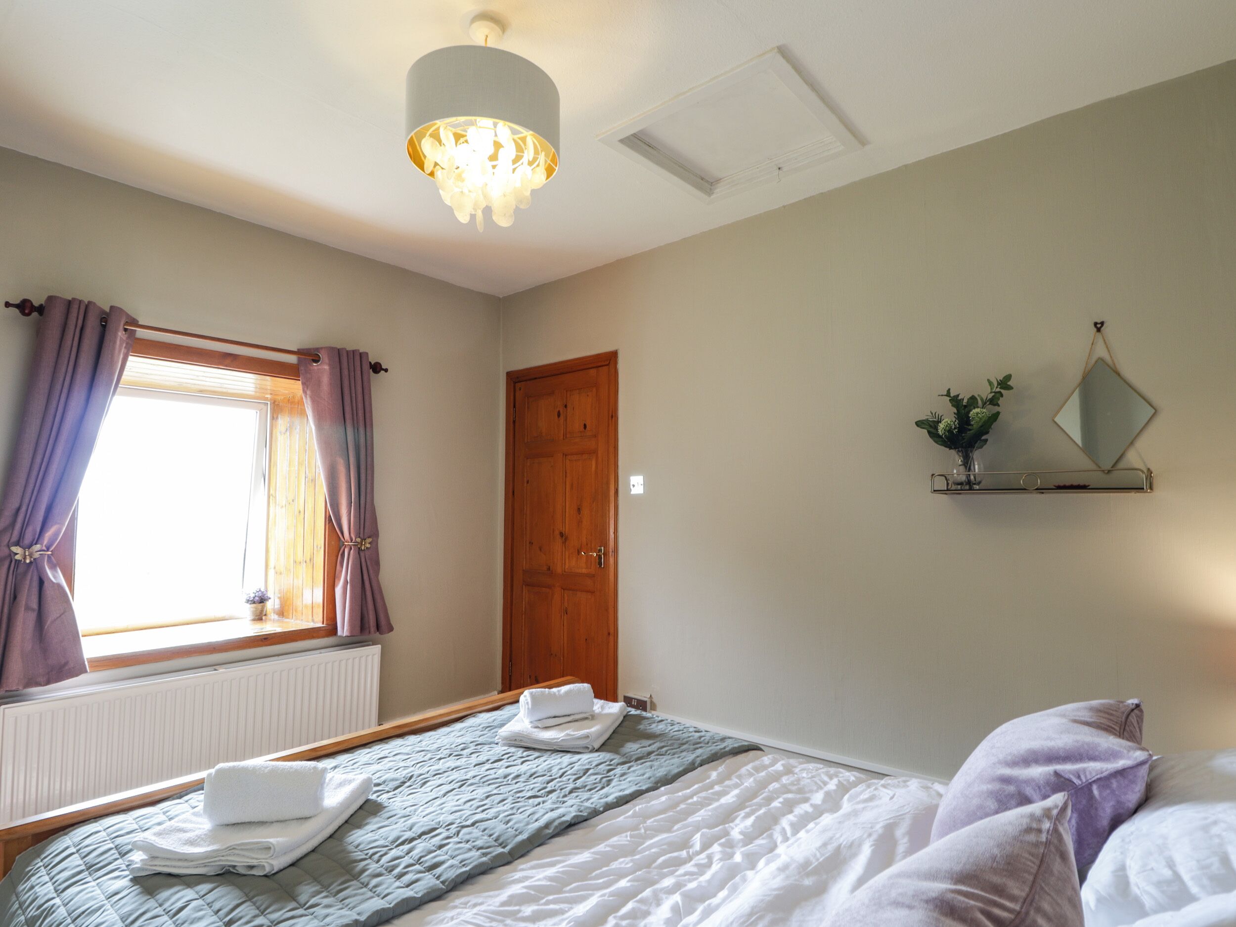 2 Schlafzimmer, individuell dekoriert, individuell eingerichtet