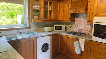 Cottage | Private kitchen | Cookware/dishes/utensils