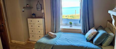 2 عدّة غرف نوم وبديكورات فريدة لكل غرفة وطراز فريد لكل وحدة