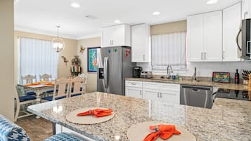 Hus – standard | Eget kjøkken | Kjøleskap, mikrobølgeovn, ovn og kokeplater