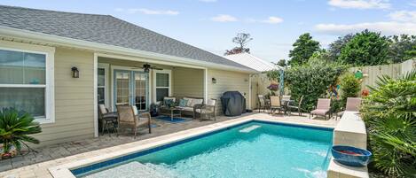 Outdoor pool, pool loungers