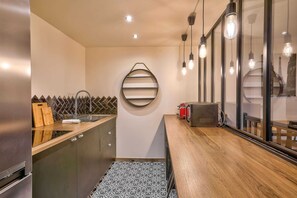 Kühlschrank, Mikrowelle, Herdplatte, Wasserkocher mit Kaffee-/Teezubehör