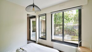 2 soverom, skrivebord, strykejern/-brett og wi-fi